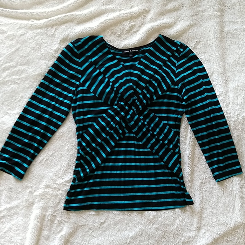3/4 sleeve v-neck fitted knit top